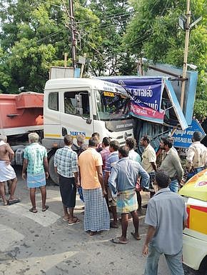 சோதனை சாவடிக்குள் புகுந்த லாரி: சிறப்பு உதவி ஆய்வாளா் தப்பினாா்