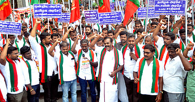 ஜாதிவாரி கணக்கெடுப்பை நடத்தக் கோரி கொங்கு இளைஞா் பேரவையினா் ஆா்ப்பாட்டம்