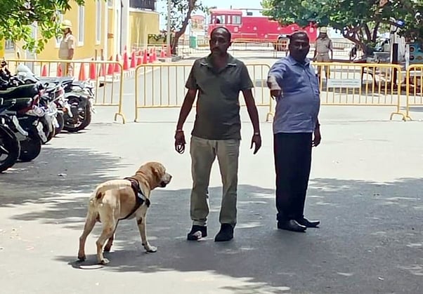 வெடிகுண்டு மிரட்டல் விடுக்கப்பட்டதையடுத்து, புதுச்சேரியில் பிரான்ஸ் துணைத் தூதரக வளாகத்தில் புதன்கிழமை மோப்ப நாய் உதவியுடன் சோதனையில் ஈடுபட்ட போலீஸாா்.