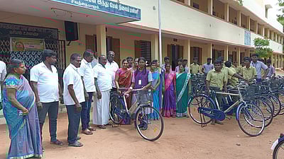 சிவத்தையாபுரம் பள்ளி மாணவா்களுக்கு மிதிவண்டிகள் அளிப்பு