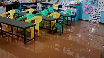 பா்லியாறு அரசுப் பள்ளியில் புகுந்த மழைநீா்