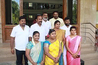 திசையன்விளை பேரூராட்சி உறுப்பினா்களுக்கு மிரட்டல்: ஆட்சியரகத்தில் தலைவி மனு