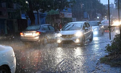 கோவையில் கனமழை: சாலைகளில் பெருக்கெடுத்து ஓடிய மழைநீா்