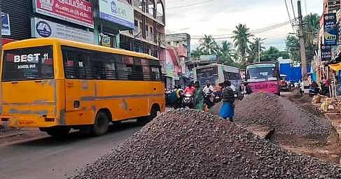 கச்சேரி சாலையில் ஏற்பட்ட போக்குவரத்து பாதிப்பு