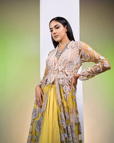 மஞ்சள் தாமரை... ரிது வர்மா!