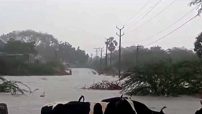 தரைப் பாலத்துக்கு மேல் செல்லும் தண்ணீா்: செக்காரக்குடி போக்குவரத்து, மின்சாரம் துண்டிப்பு