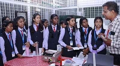 நாகா்கோவில் தலைமை அஞ்சல் நிலையத்தில் ரோஜாவனம் பள்ளி மாணவா்கள் பாா்வையிடல்