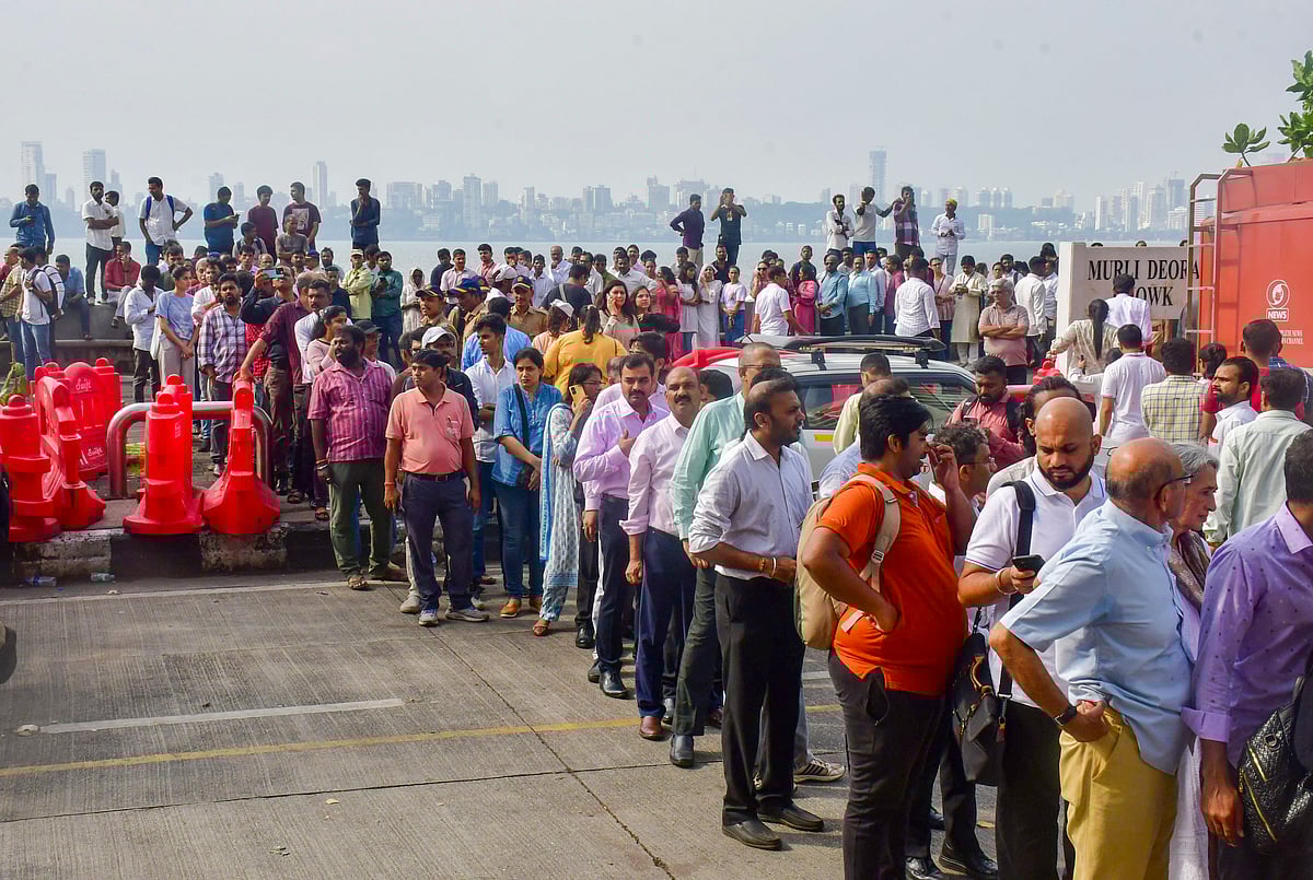 அஞ்சலி செலுத்த நீண்ட வரிசையில் காத்திருந்த மக்கள்