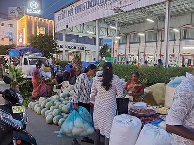 கரூரில் ஆயுத பூஜை பொருள்கள் விற்பனை தீவிரம்