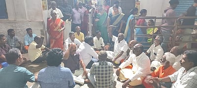 நவராத்திரி விழாவுக்கு யானை வரக் கோரி பகவதியம்மன் கோயில் முன் பக்தா்கள் தா்னா