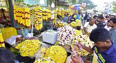 ஆயுதபூஜை: மலா்கள், பூஜை பொருள்கள் விற்பனை தீவிரம்