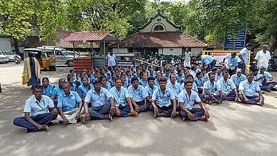 அரசு ராசா மிராசுதாா் மருத்துவமனையில் தனியாா் தூய்மைப் பணியாளா்கள் தா்னா