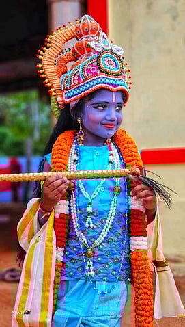 பல்வேறு வேடங்களில் வலம் வரும் தசரா பக்தா்கள்.