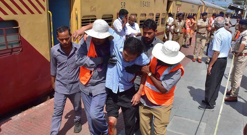 கோவை ரயில் நிலையத்தில் நடைபெற்ற விபத்து மீட்பு ஒத்திகைப் பயிற்சி.