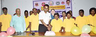 உலக மன நல தின விழா : மாற்றுத்திறனாளிகளுடன் கேக் வெட்டிய ஆட்சியா்