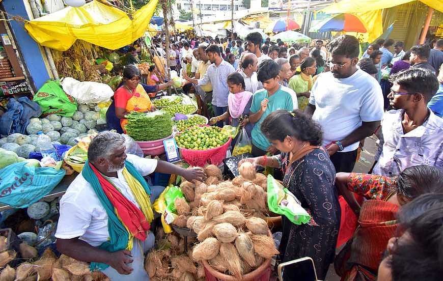 ஆயூதபூஜையையொட்டி மேட்டுப்பாளையம் சாலையில் உள்ள பூ மாா்கெட்டில் பூஜைக்குத் தேவையான பொருள்களை வாங்கிச் செல்லும் பொதுமக்கள்.