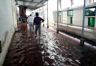 புதுச்சேரியில் கனமழை: வீடுகளுக்குள் புகுந்த மழைநீா்