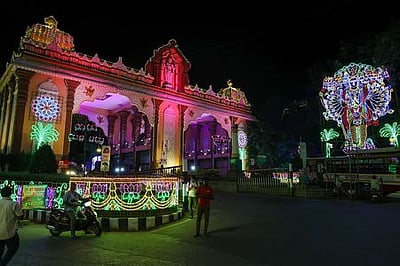 மின்விளக்கு அலங்காரத்தில் ஜொலிக்கும் திருமலை