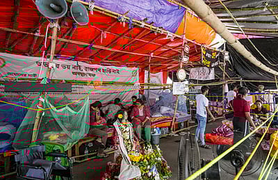 இளநிலை மருத்துவா்கள் உண்ணாவிரதப் போராட்டம்: உடல்நலக் குறைவால் மருத்துவமனையில் அனுமதி