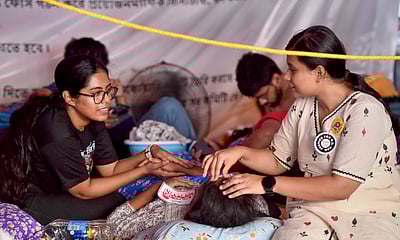 மேற்கு வங்கம்: 6-ஆவது நாளாக மருத்துவா்கள் உண்ணாவிரதப் போராட்டம்