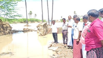 செக்காரக்குடியில் மழை பாதித்த பகுதிகளில் சீரமைப்புப் பணி தீவிரம்