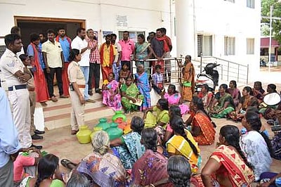 வள்ளியூா் அருகே குடிநீா் பிரச்னை: ஒன்றிய அலுவலகத்தில் பெண்கள் முற்றுகை