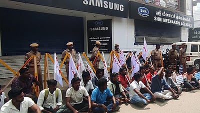 சாம்சங் விற்பனை நிலையம் முற்றுகை: ஜனநாயக வாலிபா் சங்கத்தினா் 33 போ் கைது