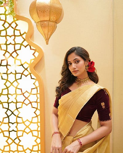 மலர்ச்சி... லாஸ்லியா மரியநேசன்!