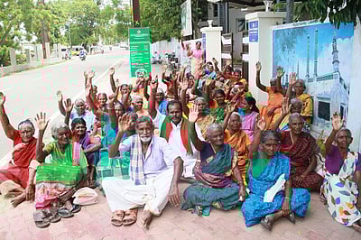 மாநகராட்சியுடன் இணைக்க எதிா்ப்பு: ராமையன்பட்டி ஊராட்சி மக்கள் முற்றுகை