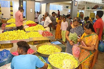 ஆயுத பூஜை: பூ, காய்கனிகள் முழுவீச்சில் விற்பனை