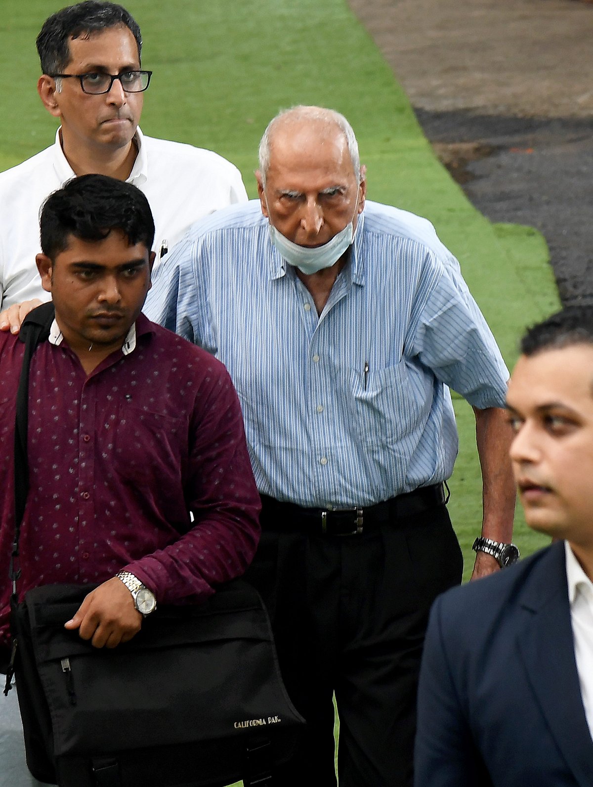 ரத்தன் டாடாவின் இறுதிச் சடங்கில் இளைய சகோதரர் ஜிம்மி டாடா