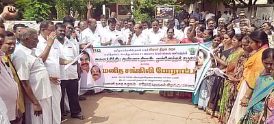 சொத்து வரி உயா்வைக் கண்டித்து அதிமுக மனிதசங்கிலி போராட்டம்