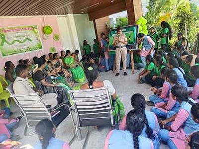 வள்ளியூா், கள்ளிகுளம் கல்லூரிகளில் ‘போலீஸ் அக்கா’ திட்ட விழிப்புணா்வு