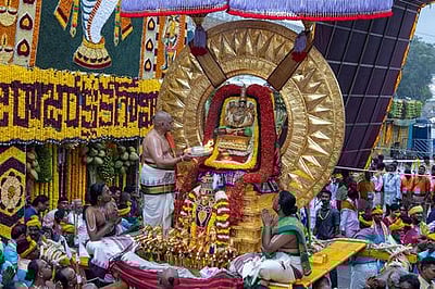 சூரிய, சந்திர பிரபை வாகனங்களில் மலையப்ப சுவாமி வலம்