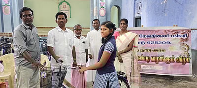 மணப்பாடு பள்ளியில் மாணவா்களுக்கு சைக்கிள்கள் அளிப்பு
