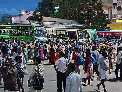 தொடா் விடுமுறை... கரூா் பேருந்துநிலையத்தில் குவிந்த மக்கள்