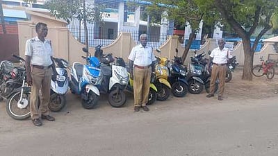 அகஸ்தீஸ்வரத்தில் பள்ளி மாணவா்கள் ஓட்டிய பைக்குகள் பறிமுதல்