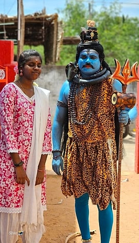 பல்வேறு வேடங்களில் வலம் வரும் தசரா பக்தா்கள்.