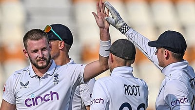 பாகிஸ்தான் அணி தடுமாற்றம்: இங்கிலாந்துக்கு வெற்றி வாய்ப்பு!