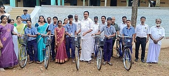 முன்சிறை அரசுப் பள்ளி மாணவா்களுக்கு சைக்கிள்கள் அளிப்பு