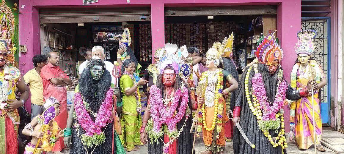 பல்வேறு வேடங்களில் வலம் வரும் தசரா பக்தா்கள்.