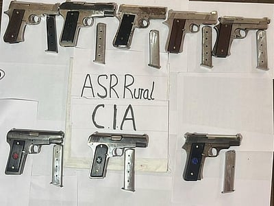 அமிர்தசரஸ்: பாகிஸ்தானில் இருந்து கடத்தி வரப்பட்ட 8 கைத்துப்பாக்கிகள் பறிமுதல்