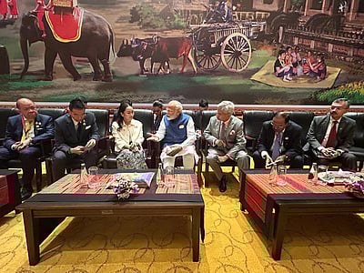 தாய்லாந்து பிரதமர் ஷினவத்ராவுடன் பிரதமர் மோடி சந்திப்பு