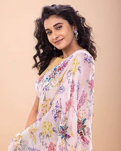 சின்னப் பூங்குருவி... பிரியா பவானிசங்கர்!