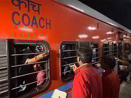 பயணிகள் ஏறுவதற்கு முன்பே புறப்பட்ட சென்னை ரயில்: அபாய சங்கிலியை இழுத்து ரயிலை நிறுத்திய பயணிகள்