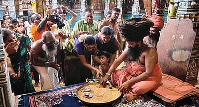 விஜயதசமி: பள்ளிக் குழந்தைகளுக்கு தருமபுரம் ஆதீனம் ஆசி