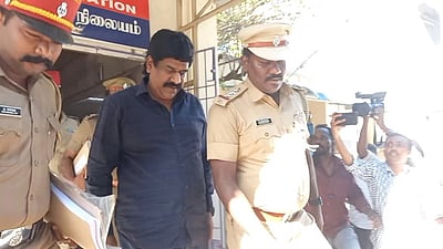 கோயில் நிலத்தை விற்க முயன்ற புகாா்: காரைக்கால் துணை ஆட்சியா் கைது