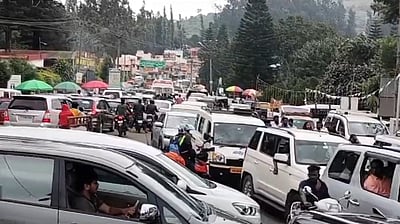 ஏற்காட்டில் போக்குவரத்து நெரிசலில் சிக்கித் தவிக்கும் சுற்றுலா பயணிகள்!