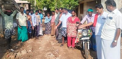 சாலையை சீரமைக்கக் கோரி நாற்று நடும் போராட்டம்: கிராம மக்கள் முடிவு
