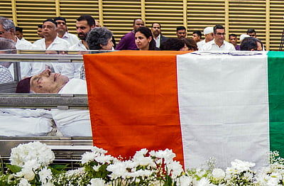 ரத்தன் டாடாவுக்கு அரசு மரியாதையுடன் இறுதிச் சடங்கு - புகைப்படங்கள்